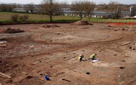 Men working at Iron Age roundhouse
                              site: Bronze Age sauna discovered on site
                              earmarked for park and ride scheme
